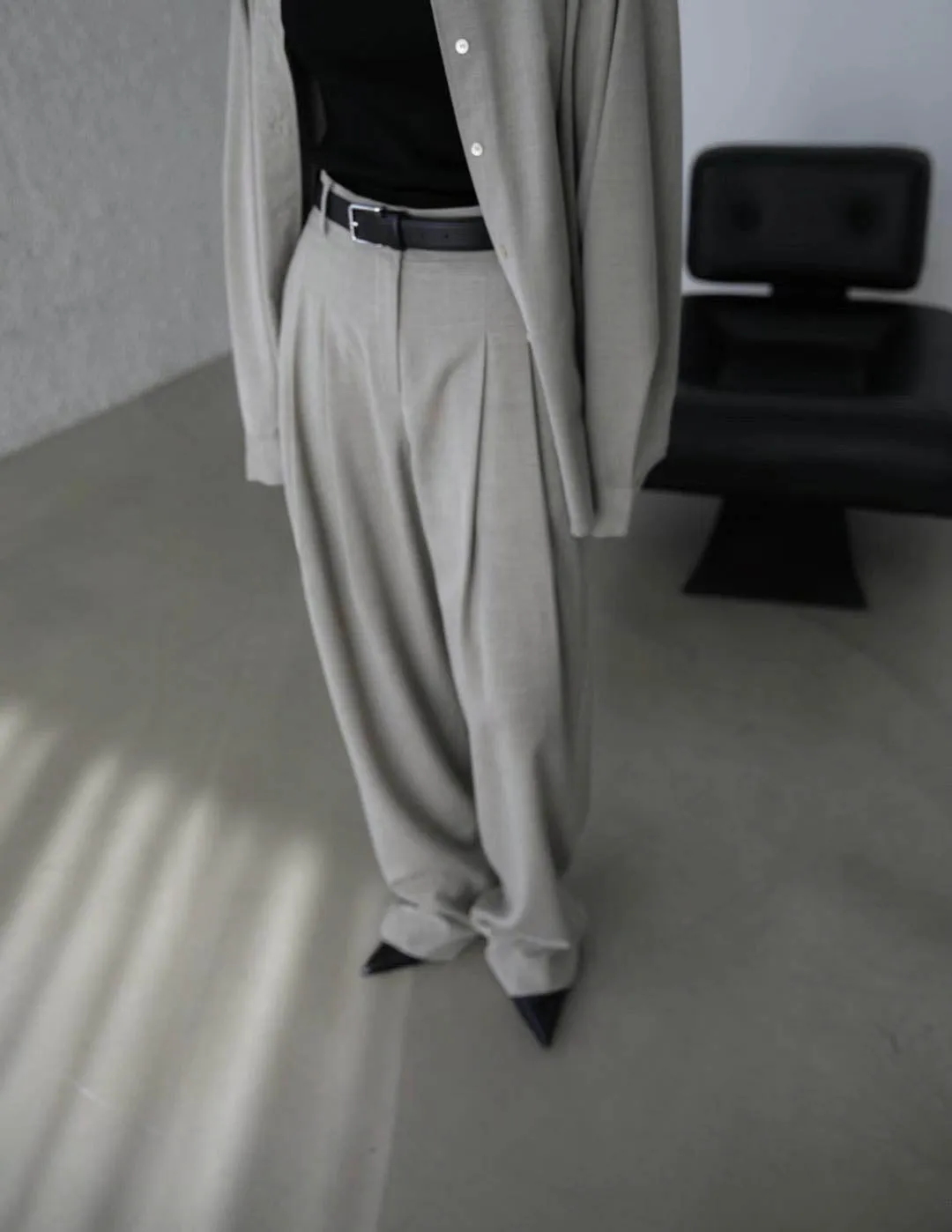 PLEATED WIDE LEG TROUSERS ASH BEIGE