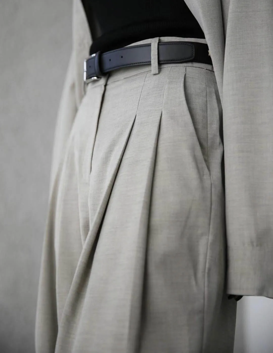 PLEATED WIDE LEG TROUSERS ASH BEIGE